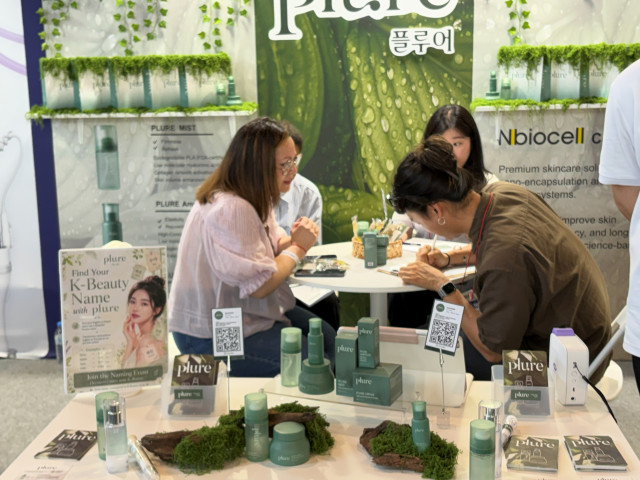 엔바이오셀 임직원이 PLURE® 부스를 찾은 현지 바이어와 계약 상담을 진행하고 있다(사진=엔바이오셀)