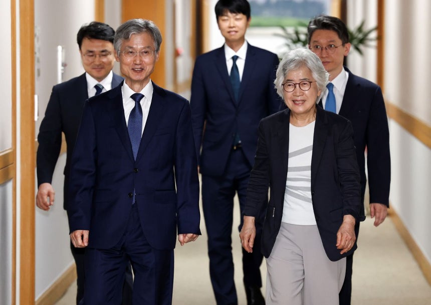 조희대 대법원장, 박은정 대법관 후보 추천위원회 위원장이 4일 오후 서울 서초구 대법원에서 열린 후보 추천위원회 회의에 입장하고 있다. 뉴스1