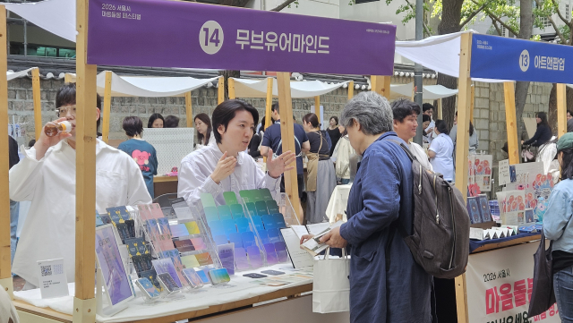 마음 정거장 참가 브랜드 ‘무브유어마인드’가 관람객에게 감정카드를 소개하고 있다