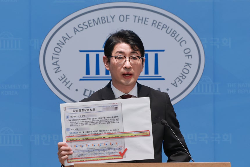 ◇국민의힘 주진우 의원이 30일 국회 소통관에서 이재명 대통령이 엑스(X·옛 트위터)에 올린 청와대 일일 종합상황 보고 문건에 '선관위 특검 올림픽공원 핸드볼경기장 내 투표용지' 문구가 적혀 있다며 의혹 제기 기자회
