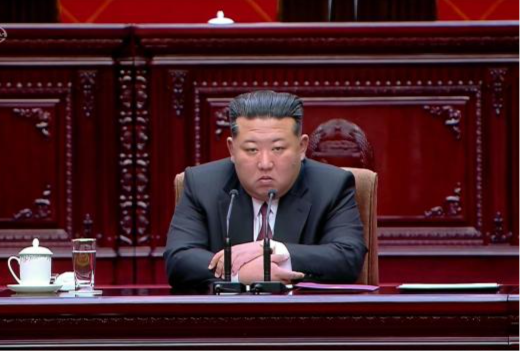 [속보] 김정은 “韓, 핵잠수함 보유 추진… 정세 극도로 악화”