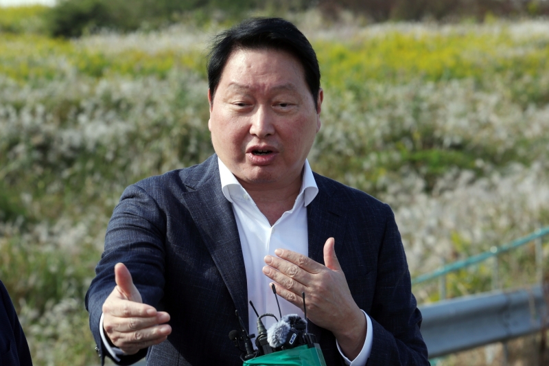 ▲9일 오후 반도체 산단이 들어설 전남광주통합특별시 서구 군공항 부지 현장 방문한 최태원 SK그룹 회장 [연합뉴스]