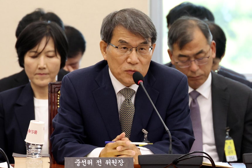 노태악 전 중앙선거관리위원회 위원장이 23일 오전 서울 여의도 국회에서 열린 투표용지 부족사태 등 국민 참정권 침해 진상규명 및 선거관리 개혁을 위한 국조특위 전체회의에서 의원 질의에 답변하고 있다. 뉴시스 제공