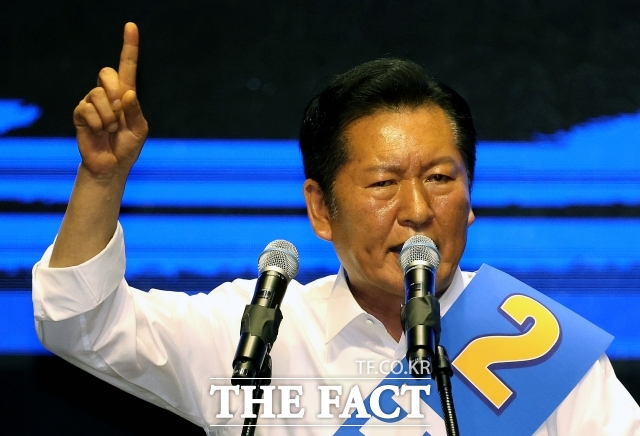 정청래 더불어민주당 당대표 후보가 순회경선 연설에서 이재명 대통령을 '이명박 대통령'으로 잘못 언급한 뒤 사과했다. 사진은 정 후보가 지난 9일 대구 호텔인터불고 엑스코 그랜드볼룸에서 열린 대구·경북 당대표 및 최고