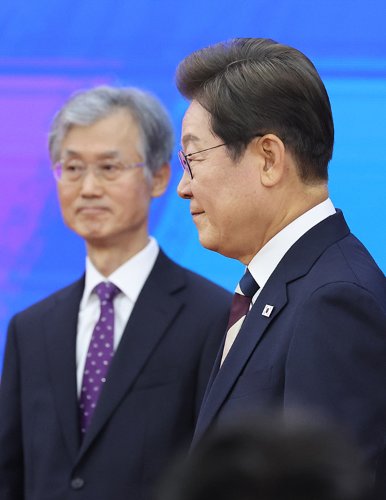 이재명 대통령(오른쪽)이 6월 4일 서울 여의도 국회 로텐더홀에서 제21대 대통령 취임 선서를 마친 뒤 이동하고 있다. 왼쪽은 조희대 대법원장. 뉴스1 