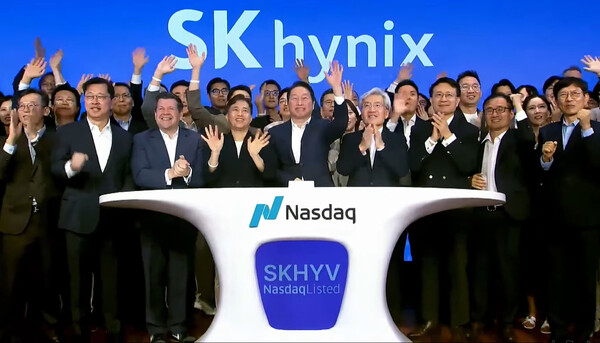 최태원 SK 회장과 곽노정 SK하이닉스 대표 등 관계자들이 10일(현지시간) 미국 뉴욕 타임스스퀘어에 위치한 나스닥 마켓사이트에서 열린 SK하이닉스 미국주식예탁증서(ADR) 상장 기념 '오프닝벨' 행사에서 박수를 치