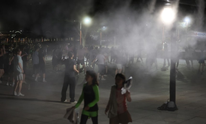 경남 양산의 낮 기온이 40.3도까지 오른 29일 오후, 양산시 물금읍 양산워터파크에서 열린 건강 체조 교실에서 많은 시민이 안개형 냉각수(쿨링포그) 도움을 받아 체조하고 있다. 연합뉴스
