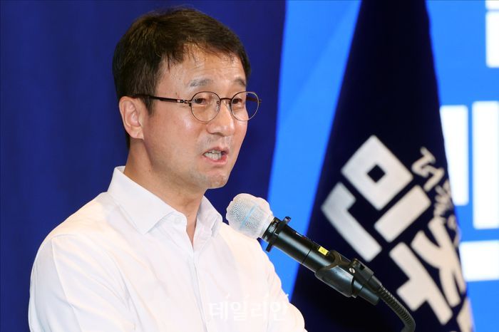 한병도 더불어민주당 당대표 직무대행 겸 원내대표가 3일 오후 서울 용산구 서울드래곤시티호텔에서 열린 더불어민주당 제22대 후반기 국회 대비 국회의원 워크숍에서 인사말을 하고 있다. ⓒ데일리안 홍금표 기자