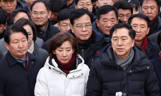 김기현 의원(가운데)을 비롯한 국민의힘 의원들이 서울 용산구 대통령 관저 앞에서 입장발표를 하고 있다. 연합뉴스