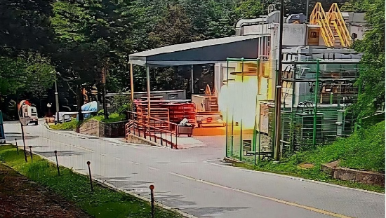 지난 1일 오전 발생한 대전 유성구 한화에어로스페이스 대전사업장 56동 세척실 폭발 순간을 담은 외부 폐쇄회로(CC)TV 영상 캡처 사진. (연합뉴스)