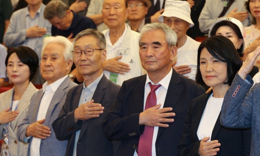 이진숙 국민의힘 의원과 이영훈 새역사국민운동 대표 등이 13일 오후 서울 여의도 국회도서관 대강당에서 열린 ‘5·18 민주화운동의 재조명 국회공개포럼’에 참석해 국기에 대한 경례를 하고 있다. 이 의원은 “광주 5·