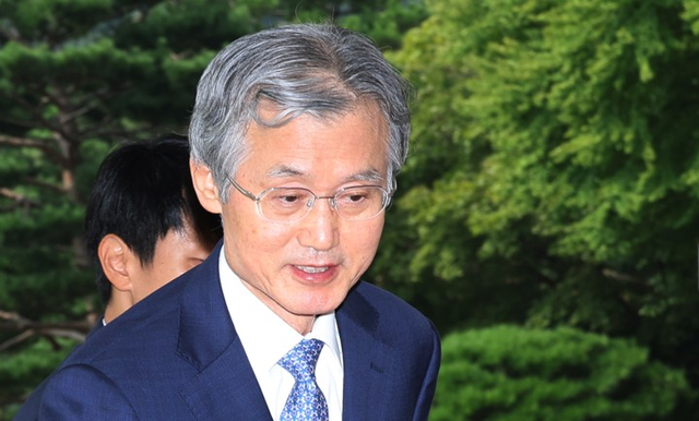 조희대 대법원장이 19일 서울 서초구 대법원으로 출근하고 있다. 조 대법원장은 지난 18일 노태악 전 대법관과 이흥구 대법관 후임으로 손봉기 대구지방법원 부장판사와 김성수 서울고등법원 부장판사를 이재명 대통령에게 임