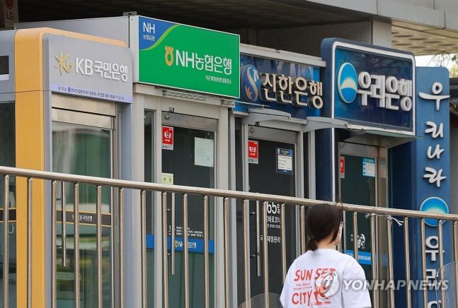 비밀번호 하나 뚫리면 다른 계정 줄줄이…AI 해킹에 금융권 ‘비상’