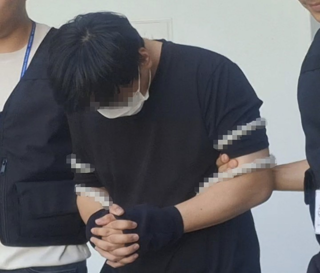 실종사건 허위 종결 혐의로 전날 긴급체포된 제주 A 경장이 23일 오후 제주동부경찰서 유치장을 나와 호송차로 이동하고 있다. [제주=연합뉴스]