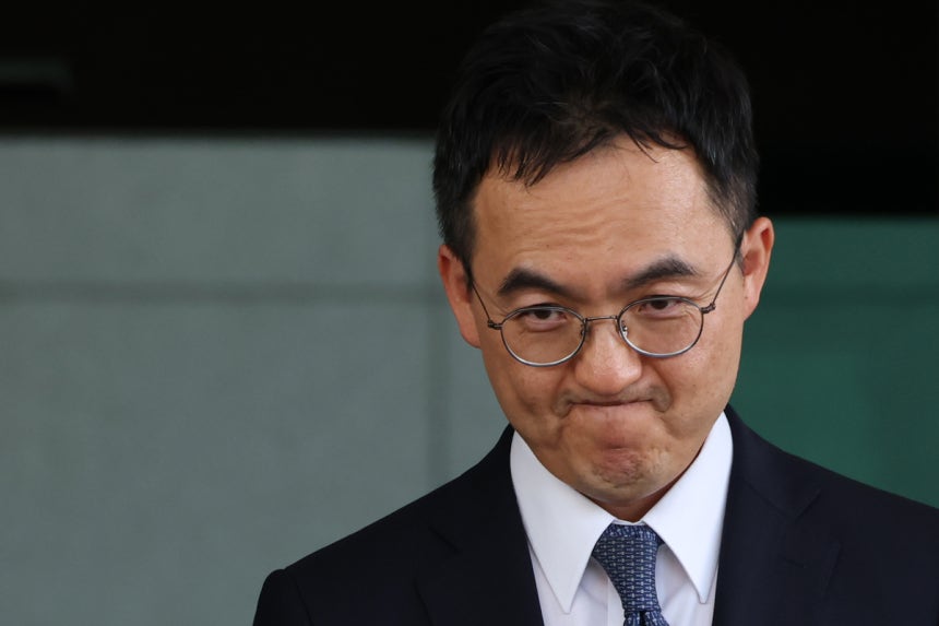 검사의 직접, 보완 수사 권한을 전면 폐지하는 형사소송법 개정안이 국회 본회의를 통과한 31일 구자현 검찰총장 직무대행이 서초동 대검찰청을 나서며 굳은 표정을 짓고 있다. 연합뉴스