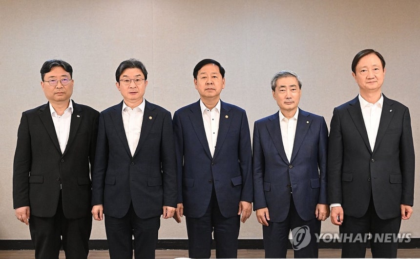 정부 긴급 시장상황점검회의
(서울=연합뉴스) 구윤철 부총리 겸 재정경제부 장관를 비롯한 참석자들이 29일 서울 종로구 정부서울청사에서 열린 긴급 시장상황점검회의에 앞서 사진 촬영을 하고 있다.
    왼쪽부터 하준경