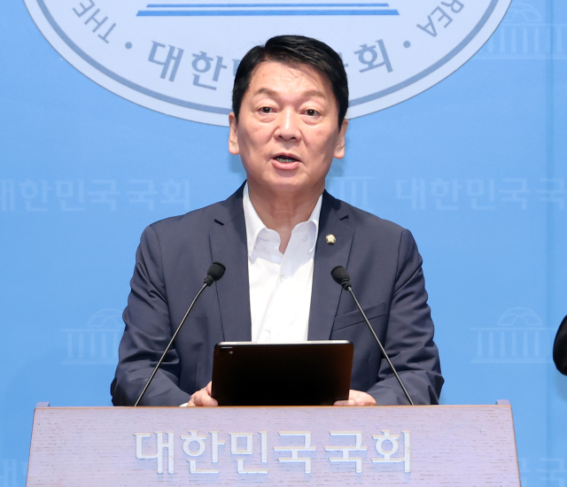 국민의힘 안철수 의원이 12일 국회 소통관에서 당의 조직강화특위 쇄신과 관련한 입장을 밝히고 있다. 연합뉴스