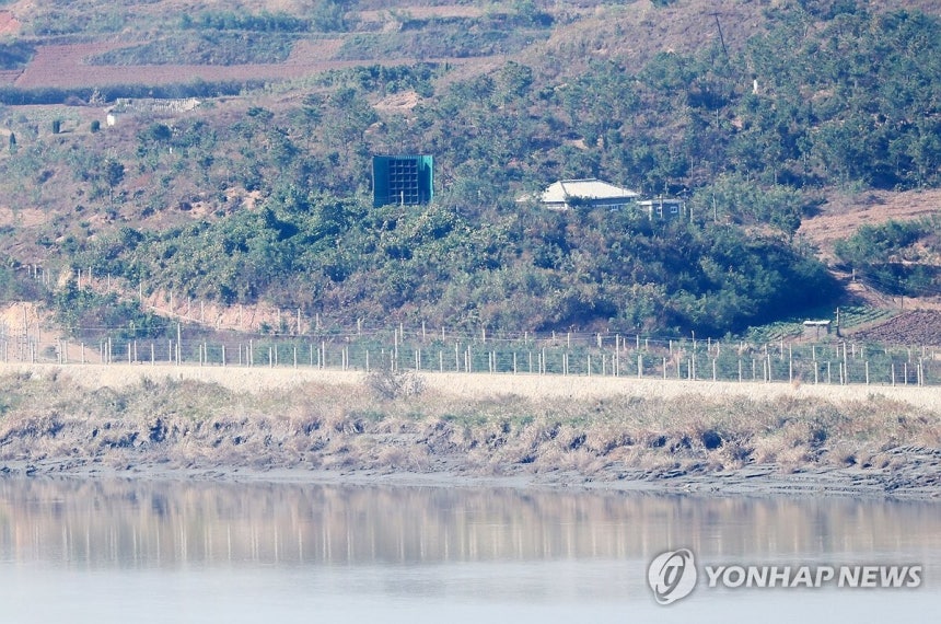 ◇23일 경기도 파주시 오두산전망대에서 바라본 북측 마을 앞에 대남 확성기가 설치돼 있다. 2026.10.23. 연합뉴스.