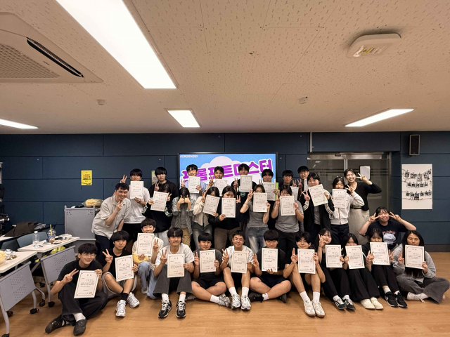 시상식 후 오현고와 제주여고의 참가 학생 및 교사들이 단체 사진을 촬영하고 있다