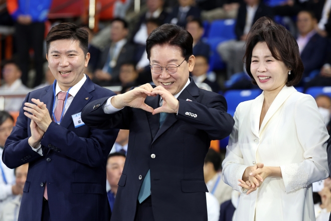 손하트 보내는 이재명 대통령 - 손하트 보내는 이재명 대통령      (제주=연합뉴스) 신준희 기자 = 이재명 대통령과 김혜경 여사가 16일 제주월드컵경기장에서 열린 제107회 전국체육대회 개회식에서 입장하는 선수단
