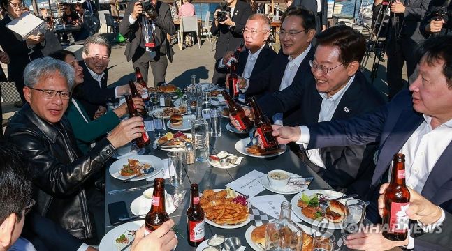 ◆…이재명 대통령이 24일(현지시간) 미국 샌프란시스코 더 램프 레스토랑에서 열린 글로벌 AI 리더 만찬에서 참석자들과 건배하고 있다. 오른쪽부터 최태원 SK 회장, 이재명 대통령, 이재용 삼성전자 회장, 정의선 현