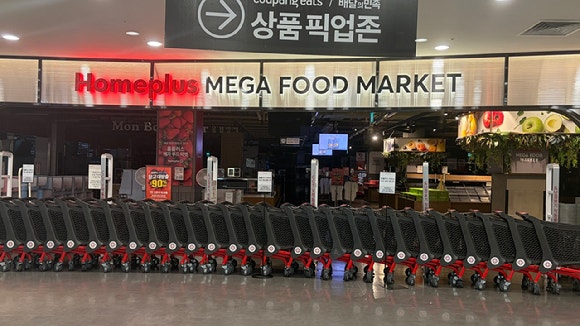 서울의 한 홈플러스 매장 입구가 임시 휴업에 돌입하면서 카트로 입구가 막혀 있다. [사진=아이뉴스24 DB]