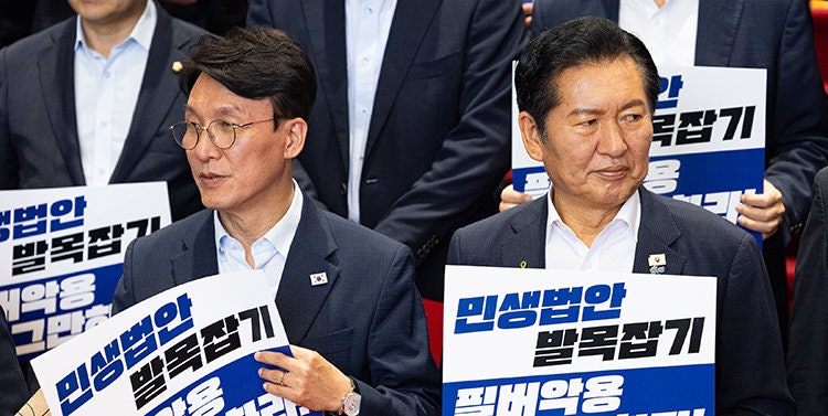 7월 23일 당시 김민석(왼쪽)·정청래 더불어민주당 대표 후보들이 서울 여의도 국회에서 열린 민생외면 입법방해 국민의힘 규탄대회에 참석해 자리하고 있다. 뉴스1