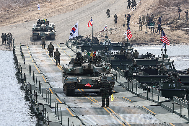 ▲ 지난 2024년 3월 20일 경기도 연천군에서 실시된 한미연합 제병협동 도하훈련에서 육군 K1E1 전차가 한미 장병이 설치한 부교를 건너고 있다. 이번 훈련에는 육군 5공병여단과 5기갑여단, 미2사단/한미연합사단