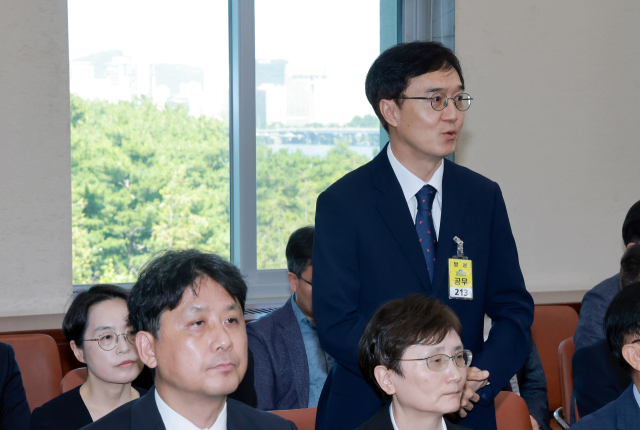 ▲전 서울시선거관리위원장인 오민석 서울중앙지방법원장이 23일 국회에서 열린 '제9회 전국동시지방선거 투표용지 부족 사태 등 국민 참정권 침해 진상규명 및 선거관리 개혁을 위한 국정조사 특별위원회' 제2차 전체회의에서