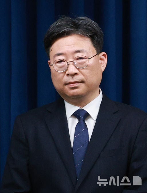 [서울=뉴시스] 고범준 기자 = 강훈식 비서실장이 6일 서울 용산구 대통령실 브리핑룸에서 1차 인선 브리핑을 진행했다. 이날 인선 발표 브리핑에 참석한 하준경 경제성장수석. 2025.06.06. bjko@newsis