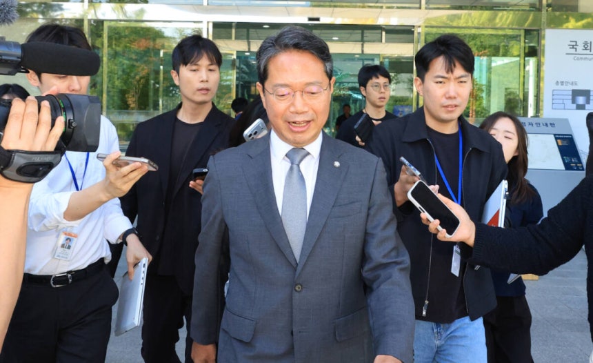 김승원 법무부 장관 후보자가 19일 사퇴 기자회견을 마치고 국회 소통관을 나서고 있다. 연합뉴스