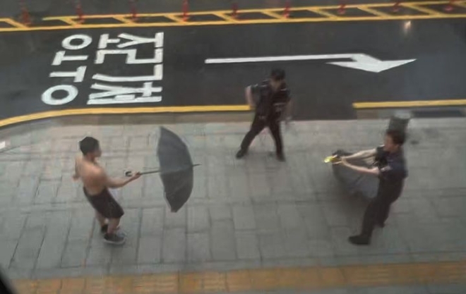 [속보] 행인 폭행 20대男, 상의 벗고 경찰 위협하다 테이저건 겨누자 스스로 쓰러져 체포돼