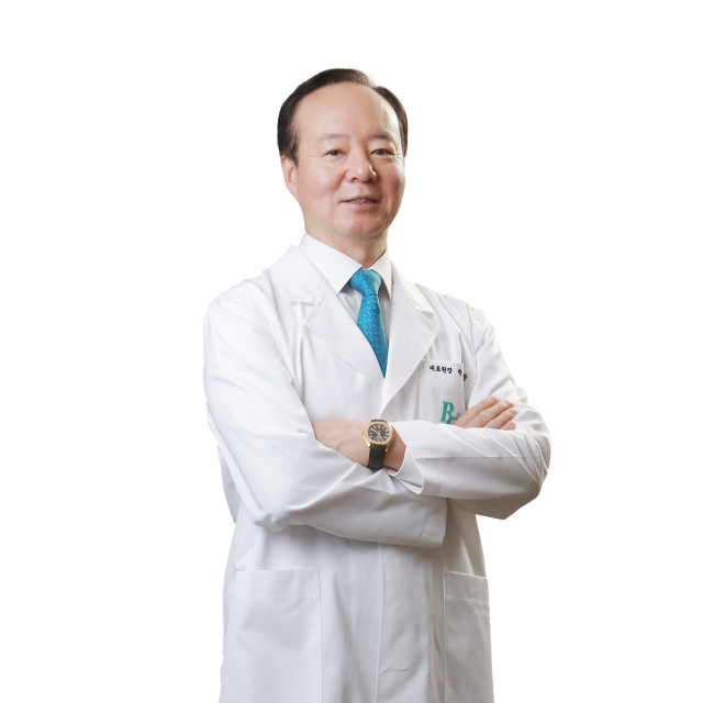 밝은눈안과 잠실 본점 박세광 대표원장. 2000년 밝은눈안과를 개원한 후 스마일라식, 라섹, ICL(안내렌즈삽입술), 노안교정, 백내장수술 발전에 지속적으로 기여하고 있다