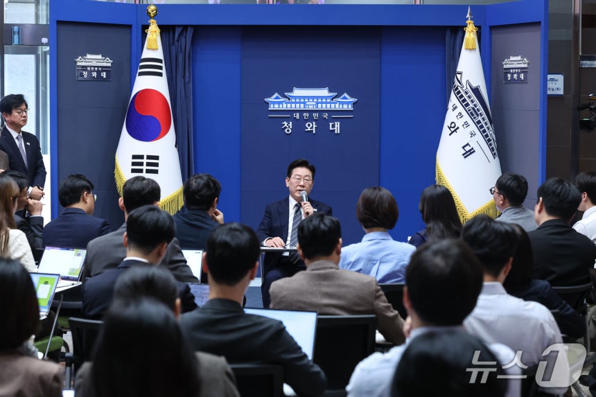 이재명 대통령이 19일 청와대 춘추관을 찾아 취재진과 간담회를 하고 있다. (청와대통신사진기자단) 2026.10.19 ⓒ 뉴스1 이재명 기자