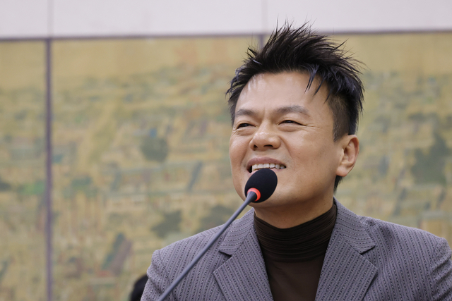 박진영 대중문화교류위원회 공동위원장이 7일 국회 문화체육관광위원회에서 열린 문화체육관광부에 대한 국정감사에서 글로벌 축제 ‘패노메논’ 기획 배경 등을 밝히고 있다.   [연합뉴스]