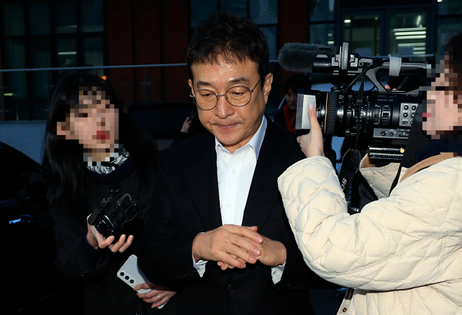 경찰 조사 받고 귀가하는 이재룡 - 음주운전을 시인한 배우 이재룡이 10일 오후 서울 강남경찰서 교통조사계에서 피의자 신분으로 조사를 받고 나와 차량으로 이동하고 있다. 이재룡은 지난 6일 오후 11시쯤 서울 지하철
