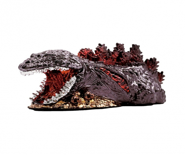 오리지널 고질라 금속 피규어(길이 13cm, 폭 5.5cm). 이 피규어는 ‘고질라 요격작전’의 상징인 ‘거대 아와지시마 고질라’를 모티브로 금속으로 제작한 박력 있는 조형과 중후한 마감이 특징으로, 전 세계 고질라 팬이라면 반드시 소장해야 할 본 어트랙션 한정 오리지널 아이템이다