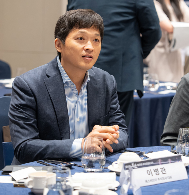 에스씨브이 이병관 공동대표가 ‘2026 부산 서비스 강소기업’ 인증서 수여식에 참석해 업계 발전 방안과 현장 애로사항에 대해 의견을 나누고 있다(제공=부산광역시)