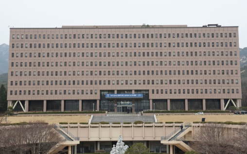 [속보] 교도소 옥상서 대체복무요원 추락…법무부 "모든 가능성 열어두고 조사"
