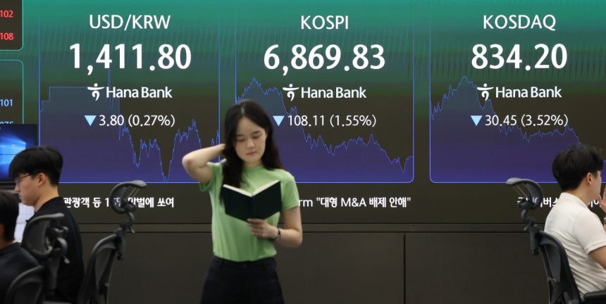 18일 서울 중구 하나은행 딜링룸 현황판에 코스피가 표시되고 있다. [사진 연합뉴스]