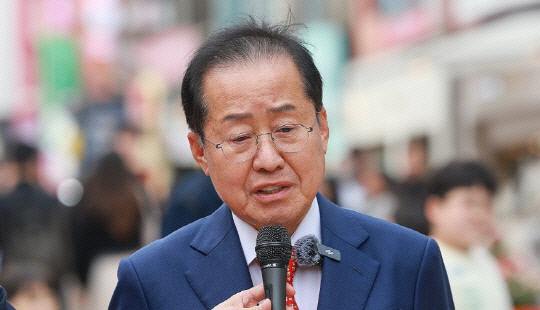 [속보] 홍준표, 스타벅스 '탱크데이' 겨냥 "역사적 과오 덮어선 안돼"