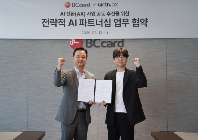 BC카드가 12일 오후 서울 중구 소재 BC카드 사옥에서 AI 플랫폼 기업 뤼튼테크놀로지스와 함께 ‘공공·민간 기업 대상 AI 전환 사업 추진’ MOU를 진행했다고 밝혔다. 왼쪽부터 오성수 BC카드 상무, 김지섭 뤼튼 이사