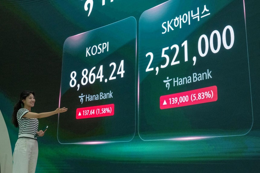 17일 서울 중구 하나은행 딜링룸 전광판에 코스피 마감 지수가 표시돼 있다. 강예진 기자