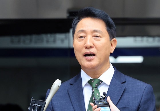오세훈 서울시장이 오늘(22일) 오후 서울 서초구 서울중앙지법에서 열린 선고 공판을 마친 뒤 법정을 나서며 취재진의 질문에 답하고 있다. 〈사진=연합뉴스〉