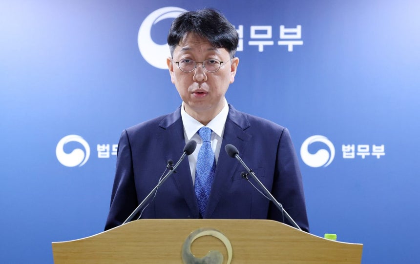 이응철 법무부 검찰국장이 22일 오전 경기도 과천시 법무부에서 공소청 직제안 관련 브리핑을 하는 모습 뉴스1
