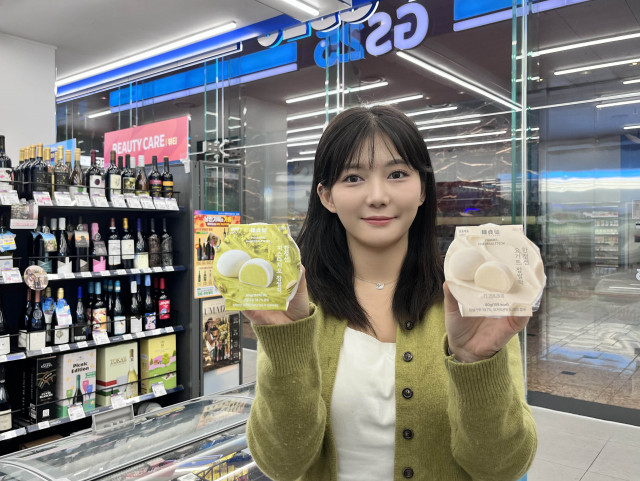 GS25에서 모델이 한정선 찹쌀떡 시리즈를 들고 포즈를 취하고 있다