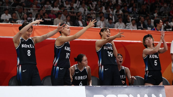 [속보]'숙적' 일본 꺾은 韓 여자농구, AG 금메달…남녀 동반 우승 위업