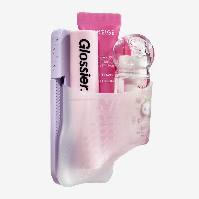 메이크업 제품, 자동차 스마트키 및 기타 액세서리를 수납한 MagSafe Flex Pouch