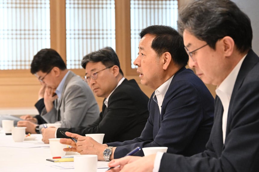 구윤철(오른쪽 두 번째) 부총리 겸 재정경제부 장관이 29일 정부서울청사에서 열린 긴급 시장상황점검회의를 주재하고 있다. 재정경제부 제공