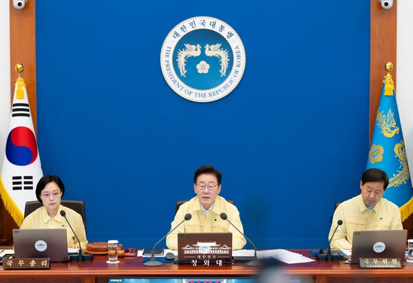 ▲18일 청와대 국무회의에서 이재명 대통령(가운데)과 국무위원들의 모습. 사진=청와대 